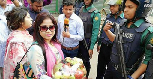 ফল হাতে জেল গেটে বিএনপির দুই নেত্রী