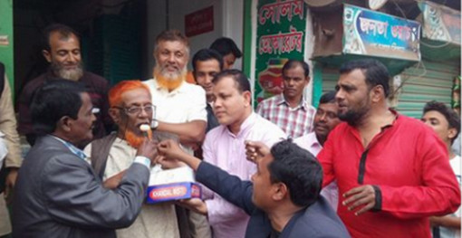 খালেদা জিয়ার রায়ের পর খালেদা জিয়ার চাচার মিষ্টি বিতরণ