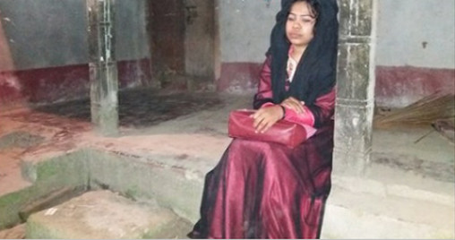 স্ত্রীর অধিকার পেতে স্বামীর বাড়িতে অনশন
