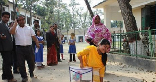 স্বপ্ন ছুঁতে হামাগুড়ি দিয়ে এসএসসি পরীক্ষা দিচ্ছে হেলেনা