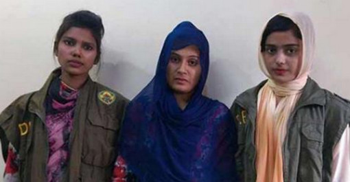 চিনে নিন এই নারীদের, প্রতারণার ফাঁদে ফেলাই এই নারীর পেশা! শেয়ার করে সচেতন করুন।।
