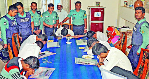হাতে হাতে প্রশ্ন, সারা দেশে অসংখ্য গ্রেপ্তার