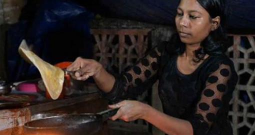 অভাব মেটাতে পিএইচডি’র ছাত্রীর আলু পরোটা বিক্রি!