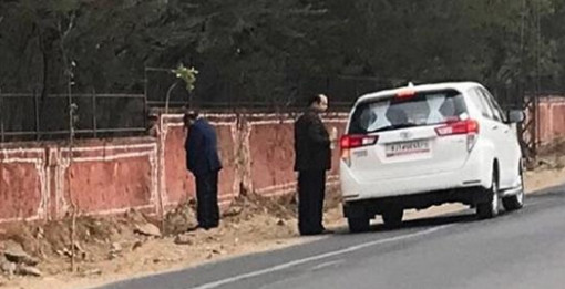 প্রকাশ্যে রাস্তায় দাঁড়িয়ে প্রস্রাব করলেন স্বাস্থ্যমন্ত্রী!