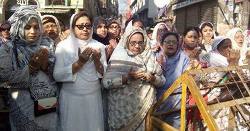 খালেদা জিয়াকে ফিরে পাওয়ার জন্য কারাগারের সামনে মোনাজাত