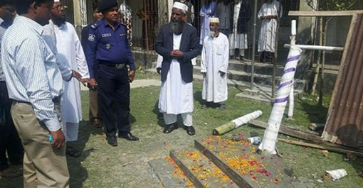 শহীদ মিনার ভেঙে পাশে লিখে গেছে ‘মহাপাপ