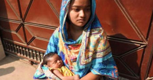 স্ত্রীর মর্যাদার দাবিতে স্বামীর বাড়ির সামনে সন্তানসহ অবস্থান