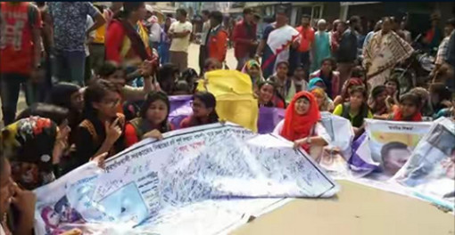 ঠাকুরগাঁওয়ে জেলা প্রশাসকের বদলি প্রত্যাহারের দাবিতে সড়ক অবরোধ, গাড়ি ভাংচুর