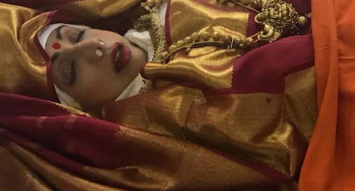 ওখানে শুয়ে আছেন শ্রীদেবী, তেরঙায় ঢাকা