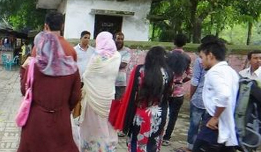 পার্কে অসামাজিক কার্যকলাপে লিপ্ত থাকায় ১২ যুগলকে হাতেনাতে আটক!