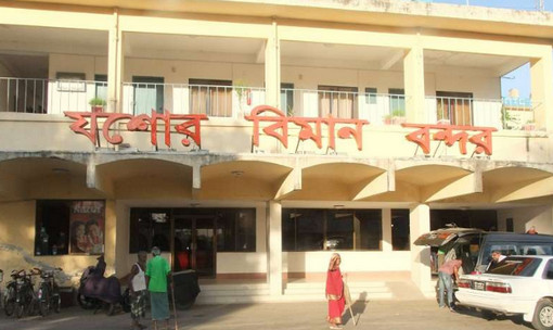 প্রেমিকের ফোন পেয়ে বিমান থামাতে বাধ্য করলো তরুণী!