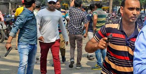 সাদা পোশাকে অস্ত্র উঁচিয়ে পুলিশের অভিযান!