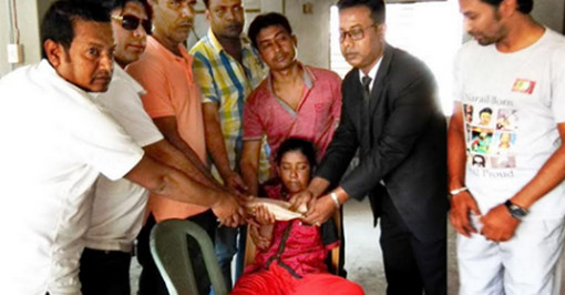মাশরাফি বিন মুর্তজার ফাউন্ডেশন থেকে প্রতিবন্ধিকে ৫০ হাজার টাকা প্রধান
