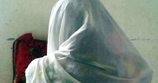 ঘরে ঢুকে মায়ের সামনেই মেয়েকে ধর্ষণ এক পুলিশকর্মীর!