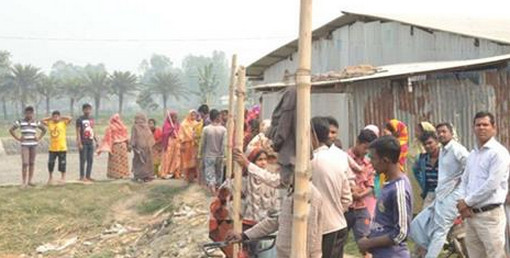 আপত্তিকর অবস্থায় কবিরাজের সঙ্গে স্ত্রী, অতঃপর…