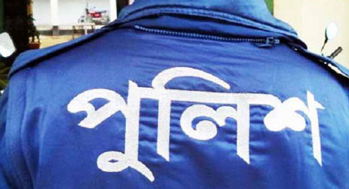 পুলিশকে গুলি ছুড়তে ছুড়তে বাসার পেছনের বেলকনি বেয়ে পালিয়ে যান তারা
