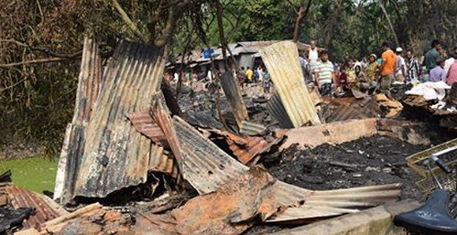 হাতিয়ায় অগ্নিকাণ্ডে হিন্দু ব্যবসায়ীদের ৩১টি দোকান পুড়ে ছাই !