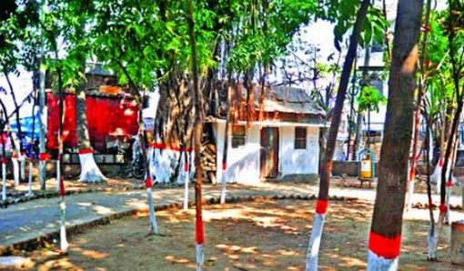 দেখুন ছুটির দিনে ঢাকার পার্ক বা উদ্যানগুলোতে ঝোপঝাড় ও ছাতার নিচে শিক্ষার্থীরা এসব কি করছে? (ভিডিও সহ)