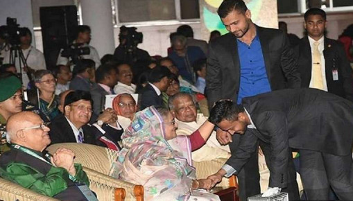 বঙ্গবন্ধুকন্যার ভালোবাসায় সিক্ত মাশরাফি-সাকিব