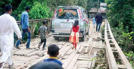 ভাঙ্গা ব্রীজ দিয়ে ঝুঁকি নিয়ে যান চলাচল