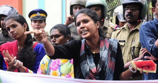 ‘মেয়েরা পড়তে এসে তরমুজের মতো বুক দেখায়’…!