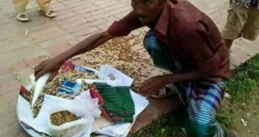 ৫ টাকার বাদাম খেয়ে ৫০০ টাকার নোট দেওয়ার পর ভাংতি না থাকায় লাথি