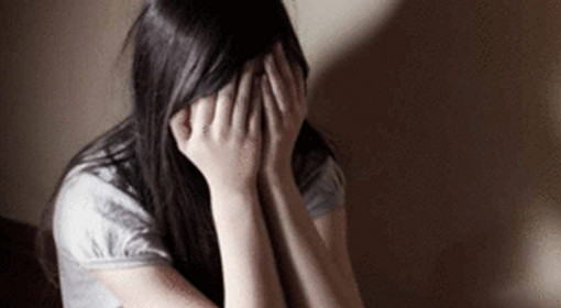 ছাত্রীর কাছে চুমুর আবদার অধ্যাপকের, অতপর যা হল…