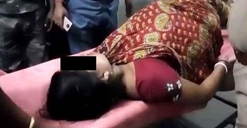 লেবার রুমে প্রসব যন্ত্রণায় কাতরা মহিলাকে সপাটে চড় চিকিৎসকের