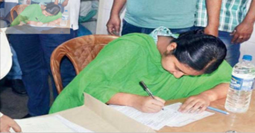 নবজাতককে নিয়ে হাসপাতালে পরীক্ষা দিলেন মা