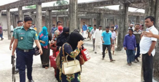 এই মাত্র পাওয়া : ব্যাচেলর হোটেলের গোপন কক্ষ থেকে হাতেনাতে ৬ নারীসহ আটক ৮