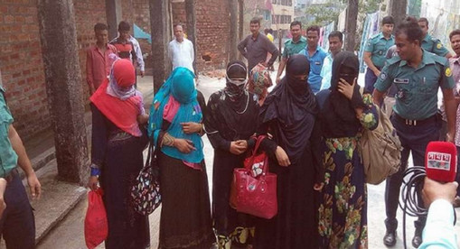 হঠাৎ ‘নিষিদ্ধ পল্লীতে’ মেয়র আরিফুলের হানা!