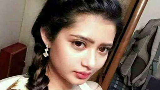 তোমার বউ যে উলঙ্গ ছবি পাঠাইছে, সেটা আমার কাছে আছে