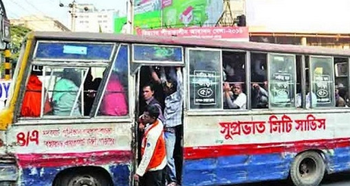 চাকার নিচে মা, বাস ঠেলছে ছেলে