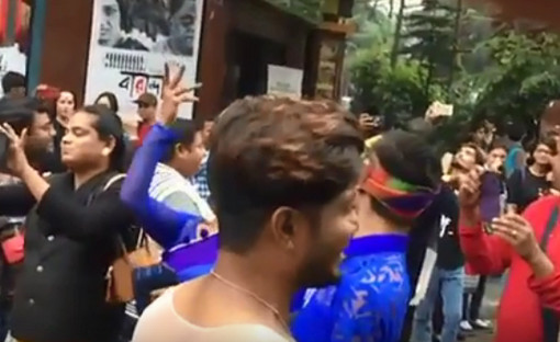 দাবি আদায়ের জন্য থানার সামনে বাঙ্গালি ছেলে-মেয়েদের নগ্ন মিছিল। দেখুন ভিডিওতে