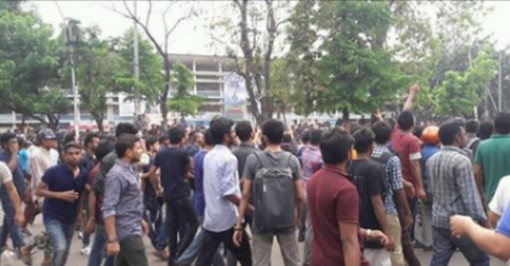 পুলিশ সদস্যকে বেধড়ক পেটালো আন্দোলনকারীরা