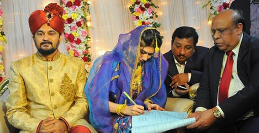 ইমরানের এটি প্রথম বিয়ে হলেও মন্ত্রীকন্যা নাদিয়ার ছিলো এটি দ্বিতীয় বিয়ে ও দ্বিতীয় বিচ্ছেদ… আরও পড়ুন