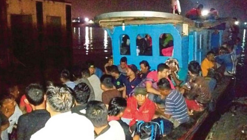 এই মাত্র পাওয়া: অবৈধভাবে সাগরপথে মালয়েশিয়ায় প্রবেশকালে ৩০ বাংলাদেশি আটক