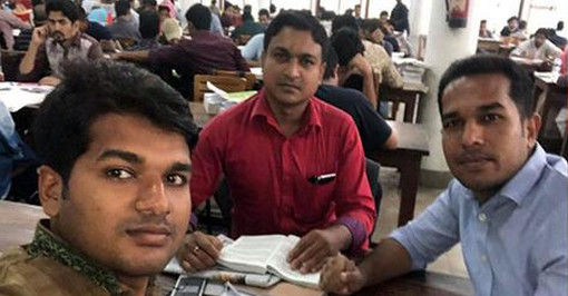 কোটা বাতিলের ঘোষণায় পড়ার টেবিলে ছাত্রলীগ নেতারা