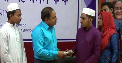 রাজিব হোসেনের অসহায় দুই ভাইকে যা দেয়া হল সাহায্য!