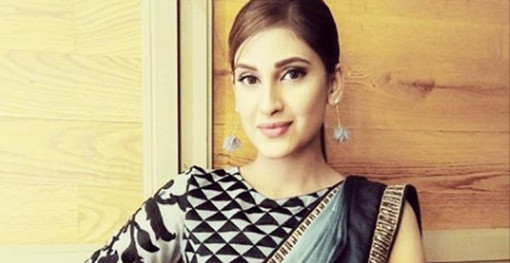 শুটিংয়ে অভিনেত্রীর মুখ কামড়ে দিল কুকুর!