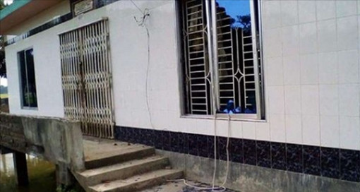 আম্মু তুমি ঘরে ঢুকো, ওরা আবার আইছে