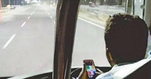 ৫০যাত্রী নিয়ে চলন্ত বাস চালক মোবাইলে লুডু খেলায় ব্যস্ত!