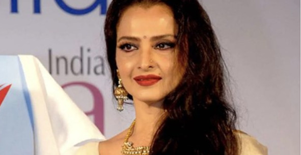 নিজের সেক্রেটারির সঙ্গেই শারীরিক সম্পর্কে জড়িয়ে পড়েন বলিউড অভিনেত্রী রেখা