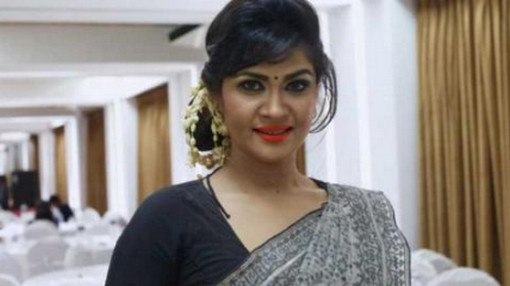 হাঁটুর বয়সী এক পিচ্চিকে বিয়ে করে আলোচনায় ‘ম্যাডাম ফুলি’ সিমলা!