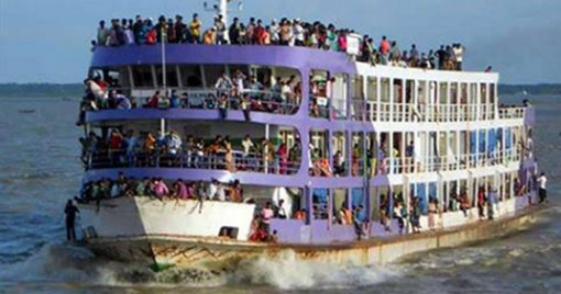 মুন্সীগঞ্জে ঝড়ের কবলে প্রায় ৪’শ যাত্রী নিয়ে আটকা লঞ্চ