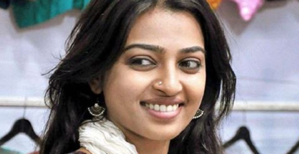 সে আমার পোশাকের মধ্যে দিয়েও হাত ঢুকিয়ে দেন’