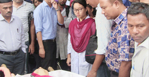 বাবার লাশকে জড়িয়ে ধরে কাঁদতে পারলেন না শক্তিমানের একমাত্র মেয়ে শ্রেয়া!