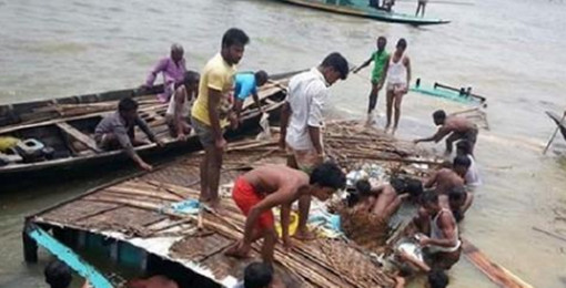 ঝড়ো বাতাসে যাত্রীবাহী ট্রলার ডুবি !