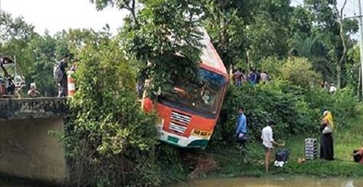 টাঙ্গাইলে অল্পের জন্য রক্ষা হল শিশু ও নারীসহ ৩৫ যাত্রীর!
