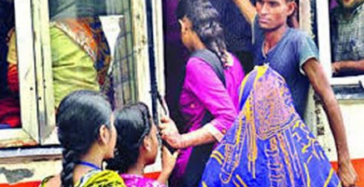 ’বাস থেকে নামার সময় হেল্পার আবার আমার কোমরে জোরে একটা চাপ দেয়’